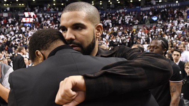 Drake (vpravo) utuje torontskho Kyla Lowryho po vyazen z play-off-
