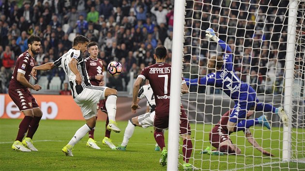 Sami Khedira z Juventusu Turn (v bloernm vlevo) zkou ohrozit branku FC Turn.