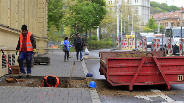 Zaala srie dopravnch omezen a uzavrek na malm mstskm okruhu v ulici Kolit
a erotnovo nmst v Brn. Dvodem je
plnovan vmna parovodu za
horkovod.