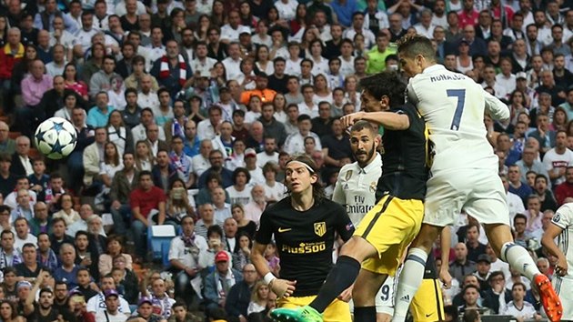 GLOV HLAVIKA. Cristiano Ronaldo otevr skre v semifinle Ligy mistr mezi Realem a Atltikem Madrid.