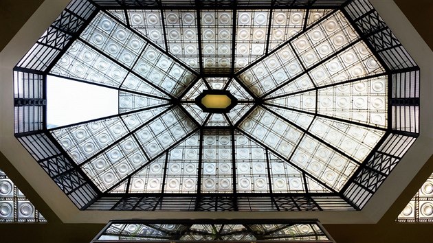 Sklenn strop je ukzkou geometrickho kubismu, kterho je architekt upichovch dom alias palce Rokoko Emil Krlek autorem. 