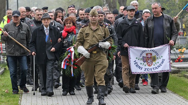 Motorki i dal host se na frdeckm hbitov poklonili u pamtnku padlch sovtskch vojk. Non vlci nedorazili.