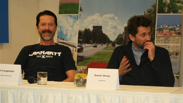 Pedstavitel hlavn postavy Ji Langmajer a producent serilu Daniel Strejc na tiskov konferenci k serilu Lajna.