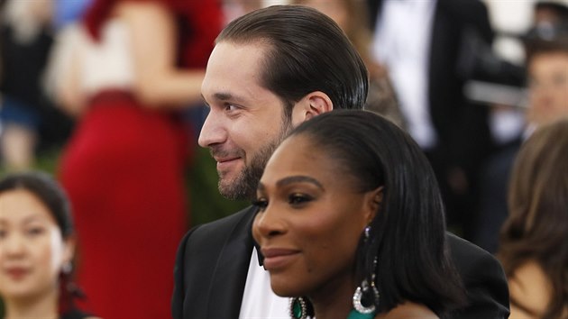 Alexis Ohanian a Serena Williamsov na Met Gala (New York, 1. kvtna 2017)