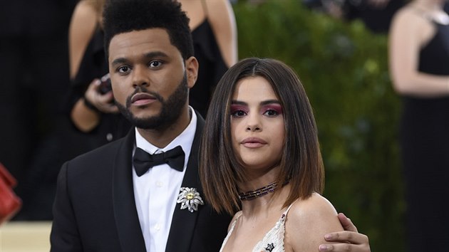The Weeknd a Selena Gomezov na Met Gala (New York, 1. kvtna 2017)