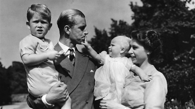 Kr&aacute;lovna Alžběta II. (je&scaron;tě jako princezna), princ Philip a  jejich děti princ Charles a princezna Anna (1951)