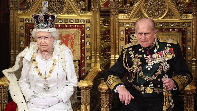 Britsk krlovna Albta II. a jej manel princ Philip v Parlamentu (Londn, 9. kvtna 2012)