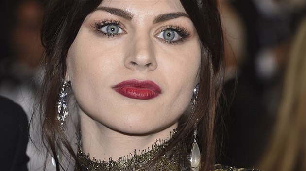 Frances Bean Cobainov na Met Gala (New York, 1. kvtna 2017)