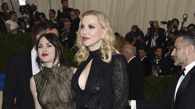 Frances Bean Cobainov a Courtney Love na Met Gala (New York, 1. kvtna 2017)