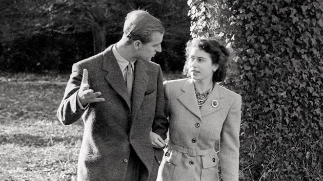 Princ Philip a krlovna Albta II. (jet jako princezna) na prochzce bhem lbnek (listopad 1947)