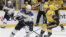 U puku je Vladimír Sobotka ze St. Louis, jeho akci sleduje Ryan Johansen z... U puku je Vladimír Sobotka ze St. Louis, jeho akci sleduje Ryan Johansen z...