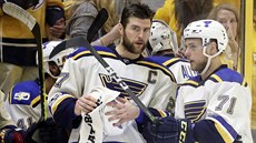 Alex Pietrangelo (vlevo) a Vladimír Sobotka z St. Louis diskutují pi zápase s...