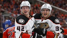 Jakob Silfverberg (vpravo) a Josh Manson z Anaheimu oslavují branku v duelu s...