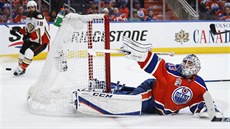 Cam Talbot v brance Edmontonu vyráí stelu v utkání s Anaheimem.