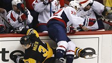 U mantinelu se srazili Kevin Shattenkirk (vpravo) z Washingtonu a Olli Maatta z... U mantinelu se srazili Kevin Shattenkirk (vpravo) z Washingtonu a Olli Maatta z...