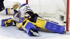 Překonaný brankář Jake Allen ze St. Louis. Překonaný brankář Jake Allen ze St. Louis.