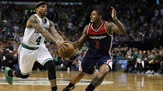 Bradley Beal  z Washingtonu se snaí zastavit prnik Isaiaha Thomase z Bostonu.