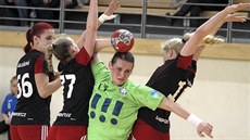 Porubská pivotka Eva Minarčíková se prodírá obranou házenkářek Slavie Praha. Porubská pivotka Eva Minarčíková se prodírá obranou házenkářek Slavie Praha.