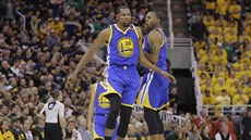 RADOSTNÉ POSKOENÍ. Andre Iguodala (vpravo) a Kevin Durant z Golden State.