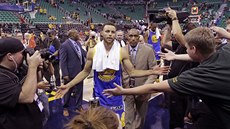 Stephen Curry z Golden State se zdraví s fanouky po utkání v Utahu.