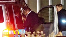 Policie odváží ze sídla fotbalové asociace v Praze na Strahově šéfa FAČR... Policie odváží ze sídla fotbalové asociace v Praze na Strahově šéfa FAČR...