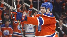 Leon Draisaitl z Edmontonu slaví jeden ze svých tří gólů v zápase s Anaheimem... Leon Draisaitl z Edmontonu slaví jeden ze svých tří gólů v zápase s Anaheimem...