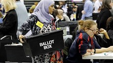 Sítání hlas pi britských místních volbách v  Birminghamu (4. kvtna 2017).