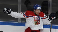 Tomáš Kundrátek v souboji s běloruským hráčem. Tomáš Kundrátek v souboji s běloruským hráčem.