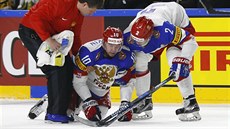 Ruský kapitán Sergej Mozjakin se jen tko zvedá z ledu v utkání s Nmeckem.