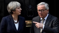 Theresa Mayová ped jednáním s  Jean-Claude Junckerem (26. dubna 2017)