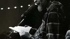 Egon Bondy při přednesu jedné ze svých básní (90. léta). Egon Bondy při přednesu jedné ze svých básní (90. léta).