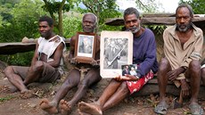 Mui z kmene drí fotografie britského prince Philipa (6. kvten 2017).