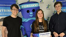 Hlavní cenu Foxconnu získali studenti Delty (zleva) Josef Kopecký, Jana... Hlavní cenu Foxconnu získali studenti Delty (zleva) Josef Kopecký, Jana...
