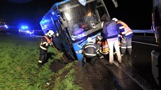 Autobus zapadl u Hemanic na Frýdlantsku.