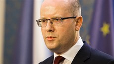 Premiér Bohuslav Sobotka na tiskové konferenci, na které oznámil, e pedá...