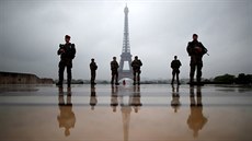 ZRCADLENÍ. Francouztí vojáci v rámci operace Sentinelle hlídkují v blízkosti...