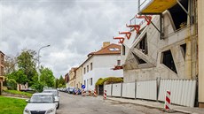 Rozestavný dm z litého betonu v Praze na Ladronce navrhli architekti ze...