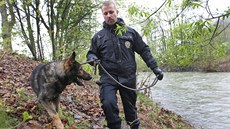 Policejní psovodi se psy prohledávali břeh řeky Odry u Jakubčovic nad Odrou na... Policejní psovodi se psy prohledávali břeh řeky Odry u Jakubčovic nad Odrou na...