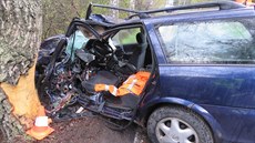Řidička dostala na mokré silnici smyk a vrazila do stromu. Řidička dostala na mokré silnici smyk a vrazila do stromu.