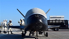 Raketoplán X-37B po pistání ze tvrté mise, mys Canaveral, Florida, 7. 5. 2017