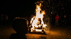 Svatojakubská noc v Boršově nad Vltavou u Českých Budějovic, kde kromě pálení... Svatojakubská noc v Boršově nad Vltavou u Českých Budějovic, kde kromě pálení...