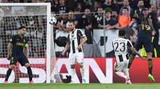 Brazilský obránce Dani Alvés z Juventusu stílí nádhern z voleje druhý gól do...