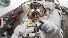 Astronaut Luca Parmitano ve skafandru „enhanced EMU“ během kontroly v... Astronaut Luca Parmitano ve skafandru „enhanced EMU“ během kontroly v...
