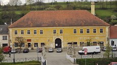 Bývalý hotel U černého orla je přirozenou dominantou brtnického náměstí. Bývalý hotel U černého orla je přirozenou dominantou brtnického náměstí.
