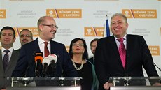 Premiér Bohuslav Sobotka a ministr vnitra Milan Chovanec po noním zasedání...