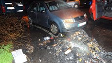 Neznámý žhář zapálil v Praze 14 kontejnerů. Jeden z požárů poškodil zaparkované... Neznámý žhář zapálil v Praze 14 kontejnerů. Jeden z požárů poškodil zaparkované...