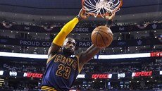 LeBron James z Clevelandu smeuje v utkání proti Torontu.