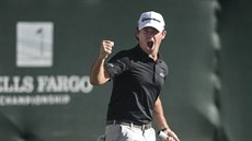 Brian Harman slaví po úspěšně proměněném patu, který mu zařídil triumf na... Brian Harman slaví po úspěšně proměněném patu, který mu zařídil triumf na...