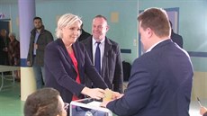 Le Penová odevzdává svj hlas ve volbách
