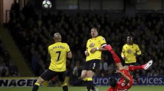 Emre Can z Liverpoolu posílá akrobaticky míč do brány Watfordu. Emre Can z Liverpoolu posílá akrobaticky míč do brány Watfordu.